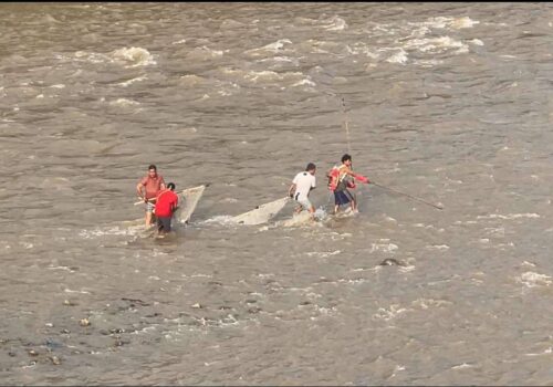 धादिङकाे मलेखु आसपास  त्रिशूली नदीमा करेन्ट लगाएर माछा मार्दा माझी समुदायको पेशामा संकट : स्थानीय प्रशासन माैन