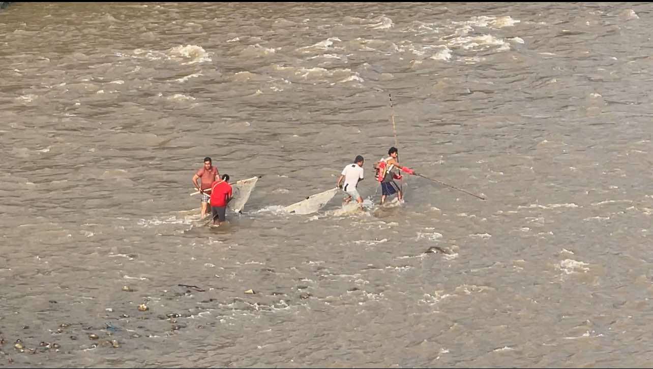 धादिङकाे मलेखु आसपास  त्रिशूली नदीमा करेन्ट लगाएर माछा मार्दा माझी समुदायको पेशामा संकट : स्थानीय प्रशासन माैन
